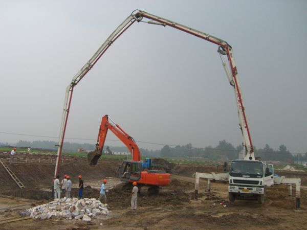 投資2.8億元的安徽省861重點項目----大唐安慶生物質能發電工程自6月18日開工以來進展較快，目前已完成主廠房基礎墊層工程，預計10月底完成主體工程，明年第一季度可正式投產。圖為混您混凝土運輸帶施工場面。（王洪   攝   安慶皖河農場宣傳科）